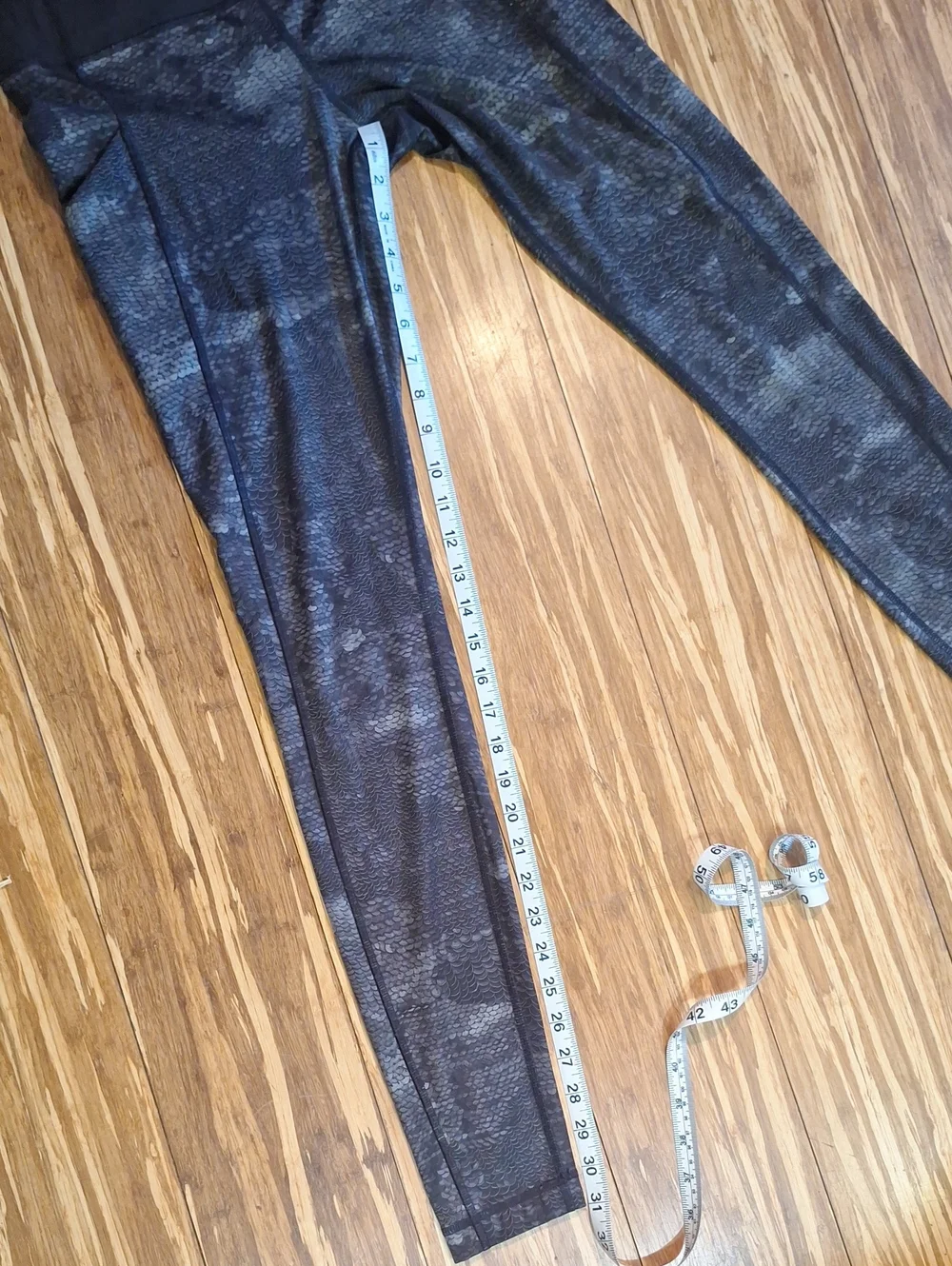 Lululemon Gray Mermaid Scale Leggings Size 6